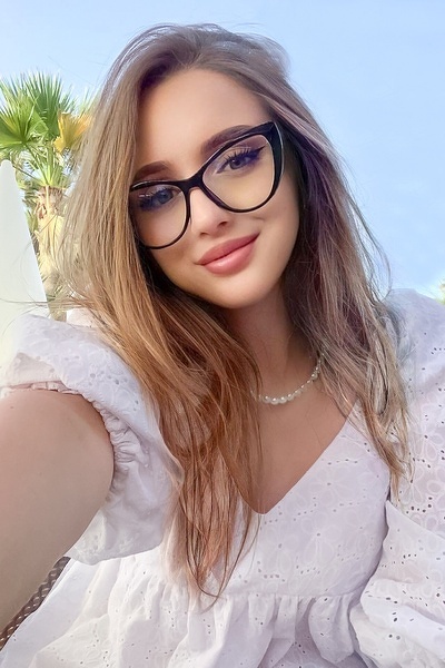 Timeless Elegance: Victoriia, 22 y.o. from Poltava, Ukraine — VeronikaLove