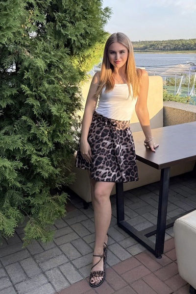 Radiant Oleksandra, 20 y.o. from Nikopol, Ukraine with Brown hair — VeronikaLove