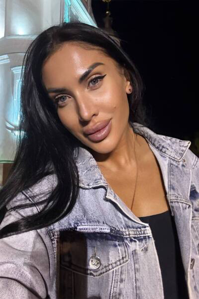 Vibrant Anna, 38 y.o. from Vienna, Austria with Black hair — VeronikaLove