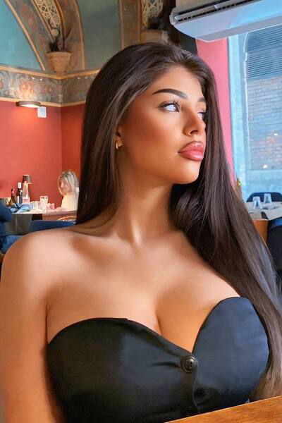 Enthralling Gaze: Melanie, 24 y.o. from Milan, Italy — VeronikaLove