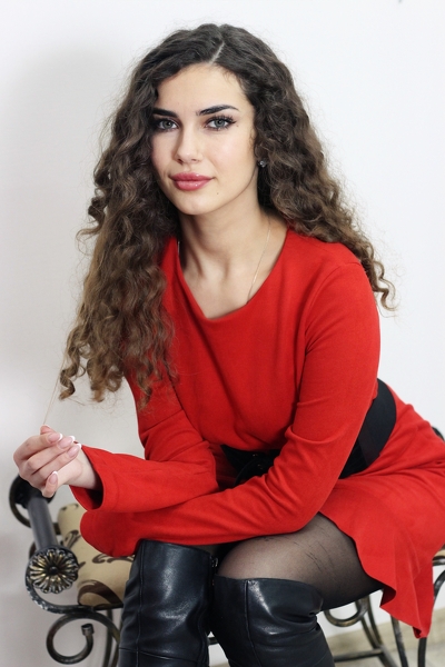 Elegant Olena, 25 y.o. from Mykolaiv, Ukraine with Chestnut hair — VeronikaLove