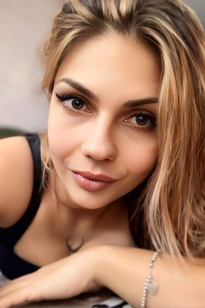 Enchanting Bogdana, 33 y.o. from Zhytomyr, Ukraine with Light-brown hair — VeronikaLove