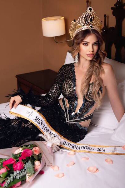 Enchanting Andreina Carolina, 28 y.o. from Barcelona, Spain with Light-brown hair — VeronikaLove