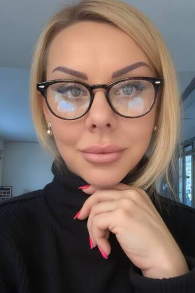 Captivating Lyudmila, 53 y.o. from Bristol, United Kingdom with Blonde hair — VeronikaLove