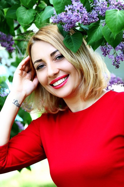 Captivating Elegance: Lina, 44 y.o. from Khmelnytskyi, Ukraine — VeronikaLove