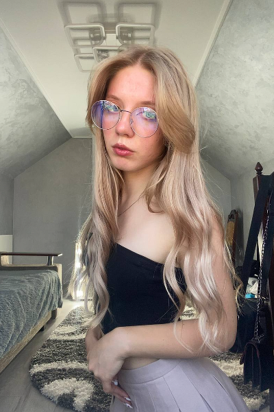 Alluring Presence: Veronika, 18 y.o. from Lviv, Ukraine — VeronikaLove