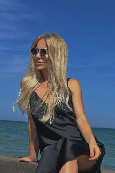 Serene Lesya, 36 y.o. from Illinois, United States with Blonde hair — VeronikaLove