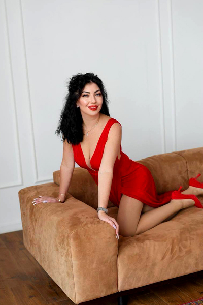Alluring Presence: Valeriia, 37 y.o. from Kharkiv, Ukraine — VeronikaLove