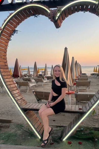 Captivating Aura: Khrystyna, 35 y.o. from Budapest Fovaros, Hungary — VeronikaLove