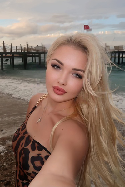 Mystical Allure: Julia, 28 y.o. from Kharkiv, Ukraine — VeronikaLove