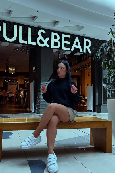 Captivating Victoriia, 40 y.o. from Kyiv, Ukraine with Black hair — VeronikaLove