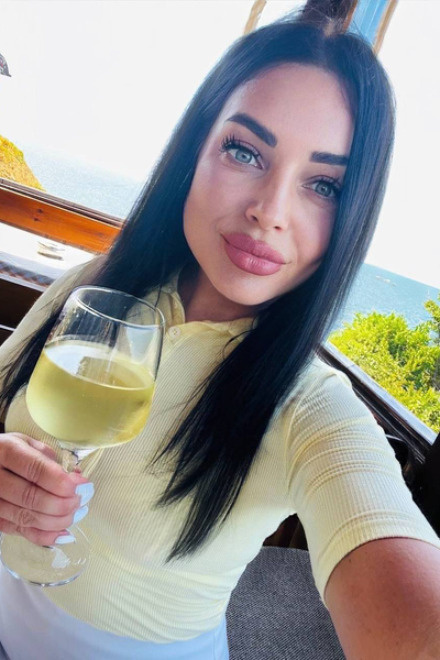 Captivating Victoriia, 40 y.o. from Kyiv, Ukraine with Black hair — VeronikaLove