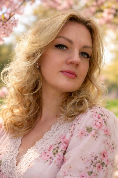 Enchanting Presence: Olena, 46 y.o. from Kharkiv, Ukraine — VeronikaLove