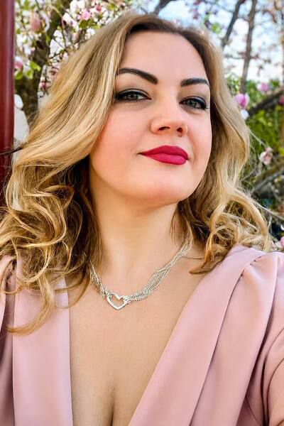 Enchanting Presence: Olena, 46 y.o. from Kharkiv, Ukraine — VeronikaLove