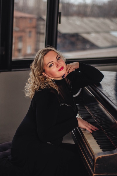 Enchanting Presence: Olena, 45 y.o. from Kharkiv, Ukraine — VeronikaLove