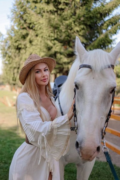 Magnetic Allure: Yana, 34 y.o. from Odesa, Ukraine — VeronikaLove