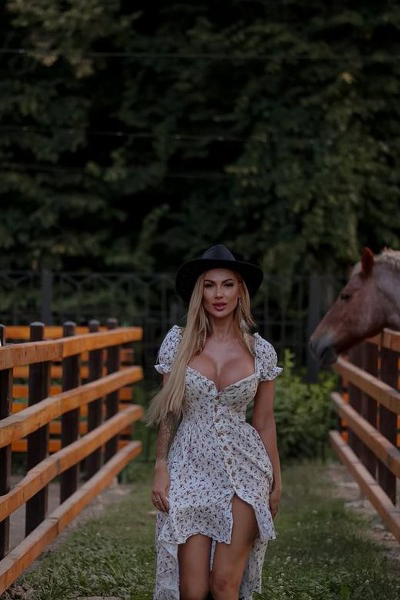 Magnetic Allure: Yana, 34 y.o. from Odesa, Ukraine — VeronikaLove