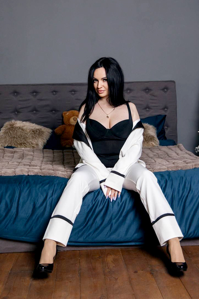 Magnetic Appeal: Olena, 39 y.o. from Kharkiv, Ukraine — VeronikaLove