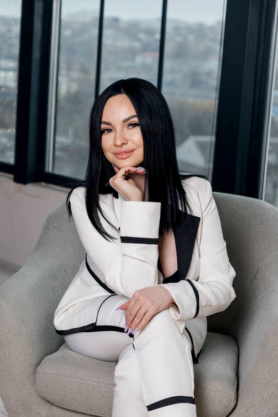 Magnetic Appeal: Olena, 39 y.o. from Kharkiv, Ukraine — VeronikaLove