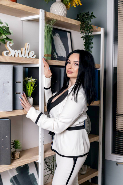 Magnetic Appeal: Olena, 39 y.o. from Kharkiv, Ukraine — VeronikaLove