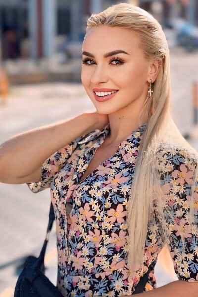 Enchanting Presence: Anna, 35 y.o. from Chisinau, Moldova — VeronikaLove