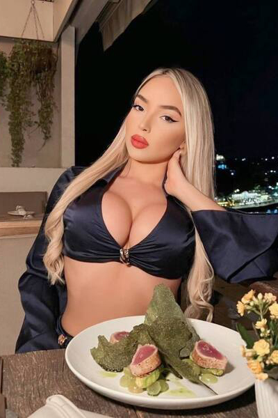 Alluring Laisla Caroline, 22 y.o. from California, United States with Blonde hair — VeronikaLove