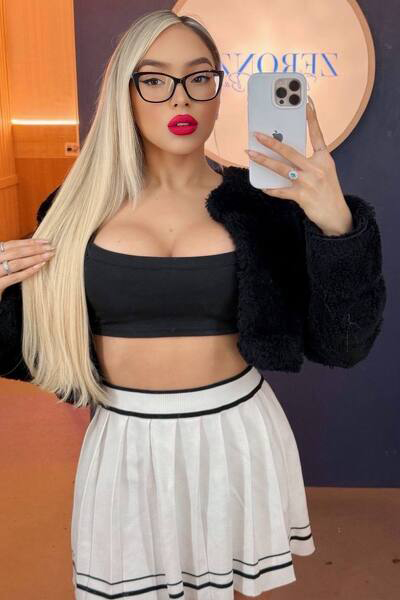 Alluring Laisla Caroline, 22 y.o. from California, United States with Blonde hair — VeronikaLove