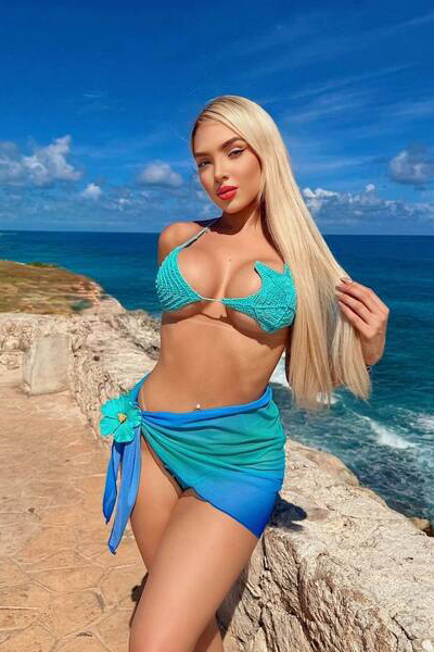 Alluring Laisla Caroline, 22 y.o. from California, United States with Blonde hair — VeronikaLove