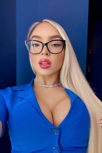 Alluring Laisla Caroline, 22 y.o. from California, United States with Blonde hair — VeronikaLove