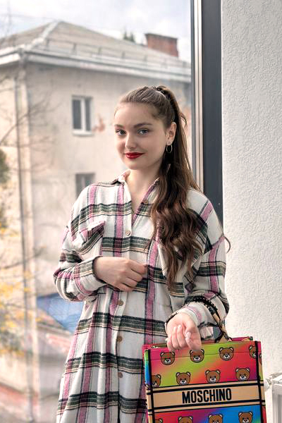 Elegant Yana, 22 y.o. from Ivano-Frankivsk, Ukraine with Brown hair — VeronikaLove