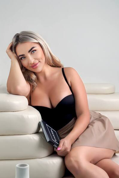 Graceful Radiance: Anna, 30 y.o. from Dnipro, Ukraine — VeronikaLove