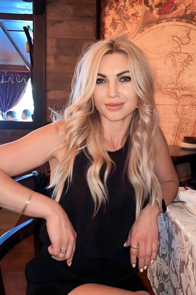 Ethereal Charm: Viktoria, 40 y.o. from Odesa, Ukraine — VeronikaLove