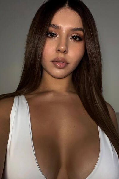 Enchanting Juliette Paulette, 28 y.o. from Kansas, United States with Brown hair — VeronikaLove