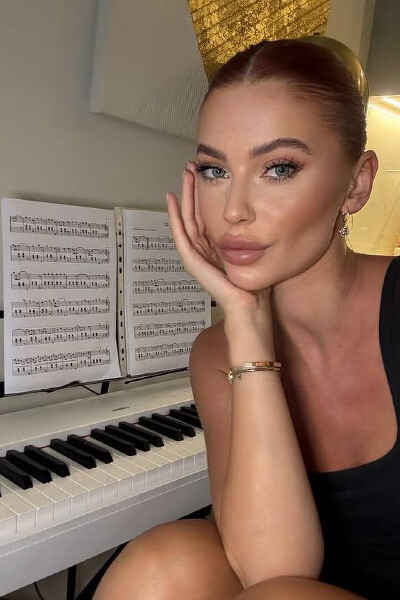Enchanting Presence: Valeriya, 25 y.o. from Dubai, United Arab Emirates — VeronikaLove