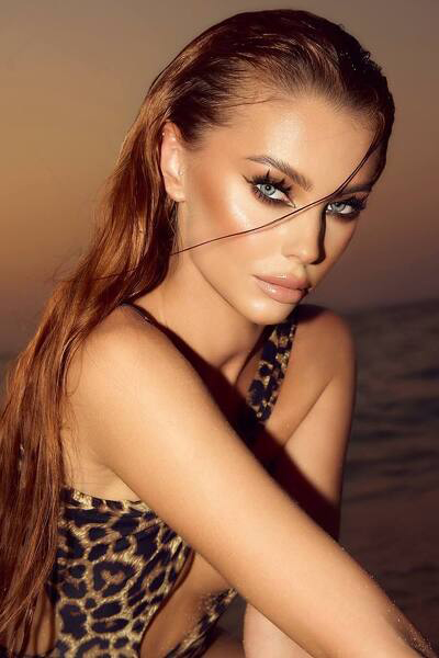 Enchanting Presence: Valeriya, 25 y.o. from Dubai, United Arab Emirates — VeronikaLove