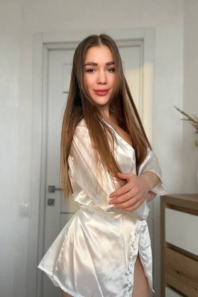 Whimsical Anna, 25 y.o. from Lviv, Ukraine with Chestnut hair — VeronikaLove