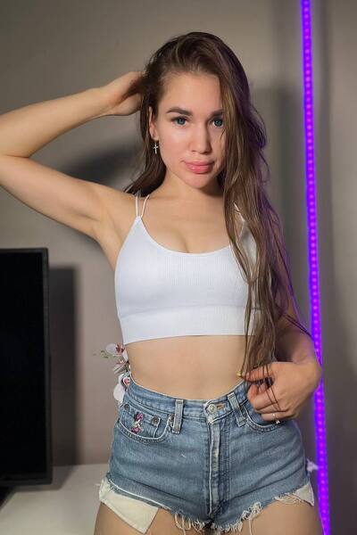 Whimsical Anna, 25 y.o. from Lviv, Ukraine with Chestnut hair — VeronikaLove